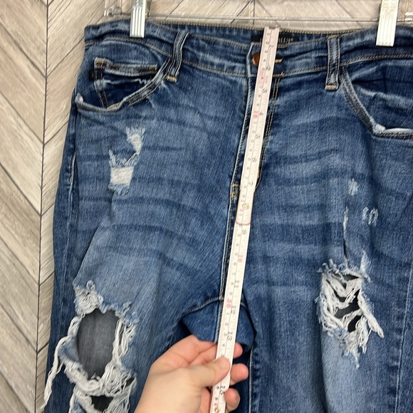 Judy Blue Boyfriend Fit Distressed Jeans 15/32 - Picture 9 of 9
